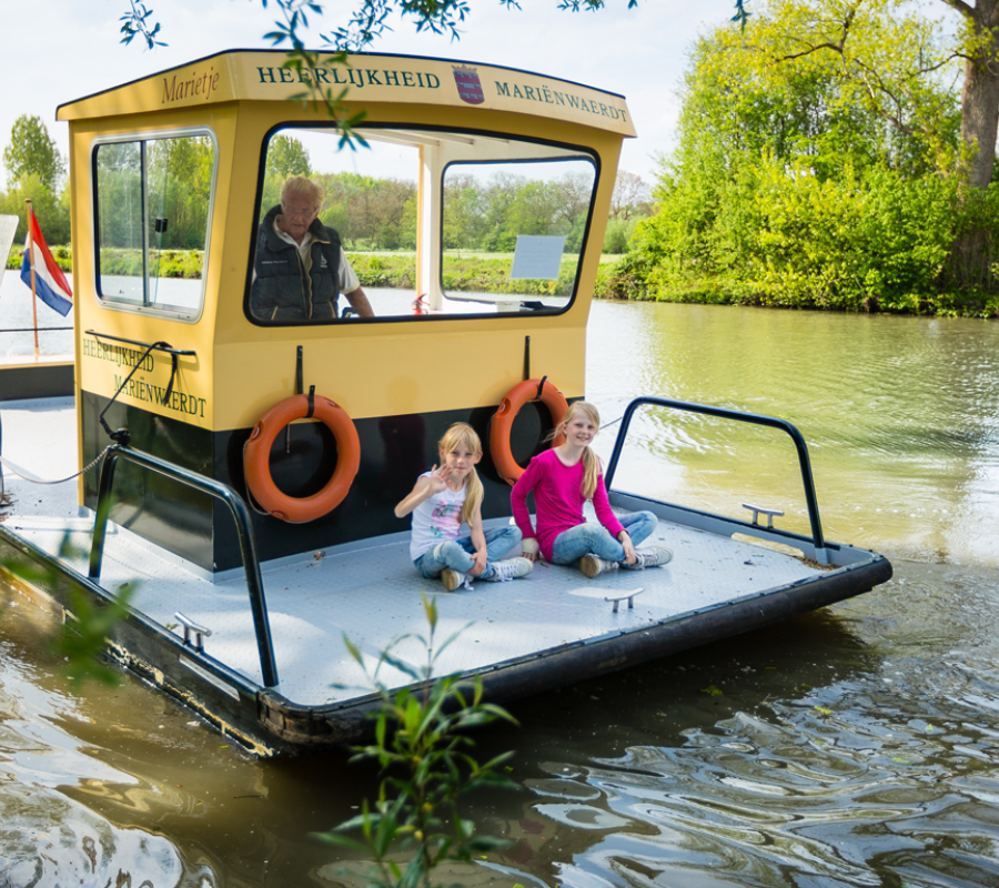 Kleine veerpont in de omgeving van Wageningen