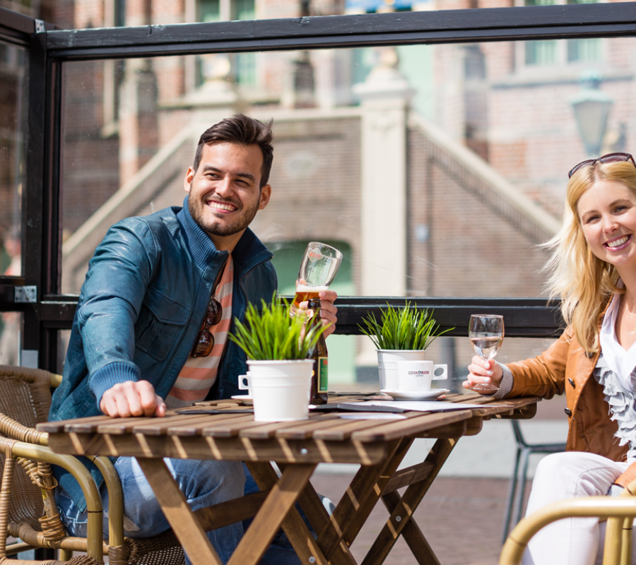 Twee mensen op het terras